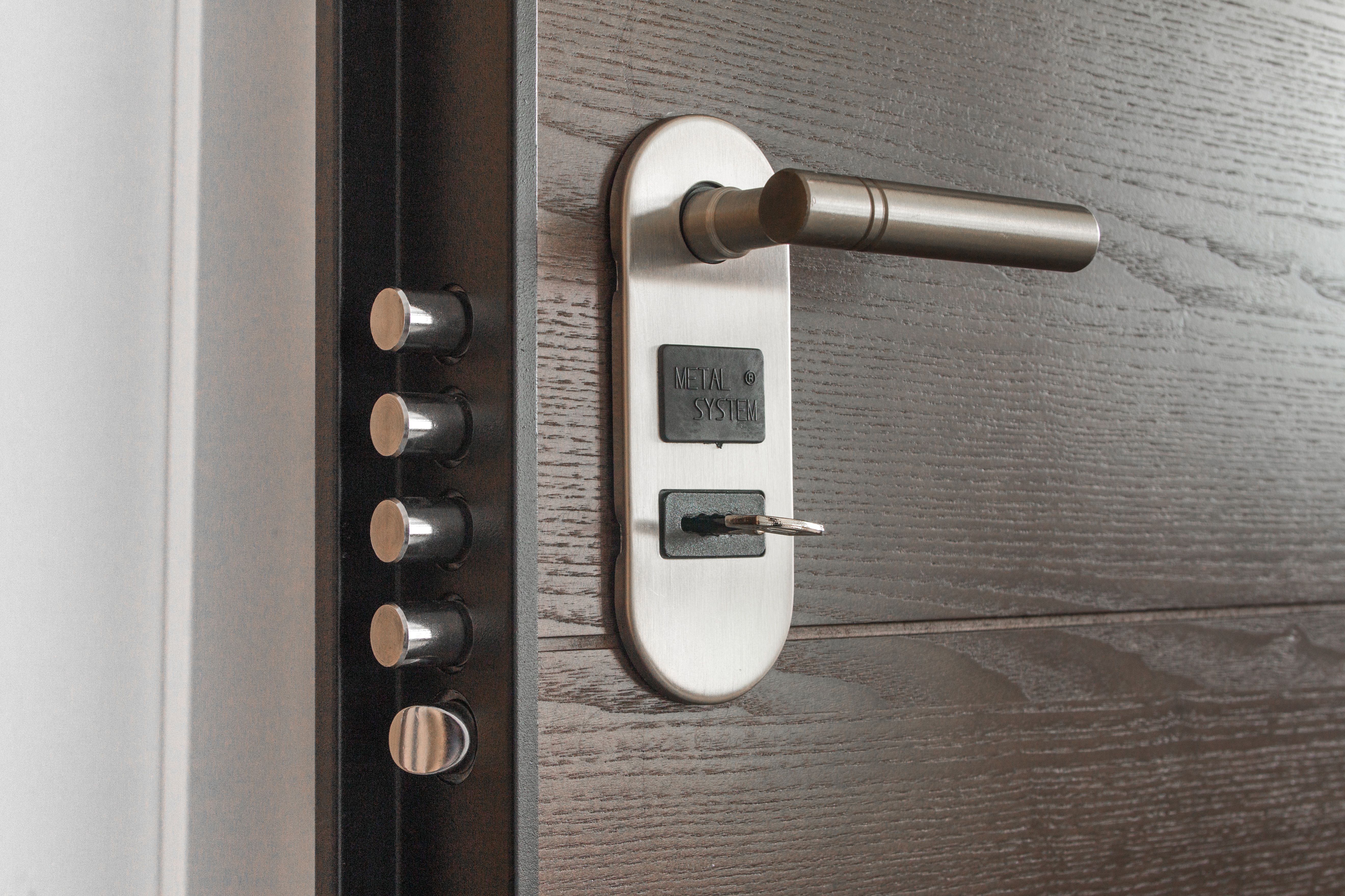 Serrure multipoints sur une porte d'entrée