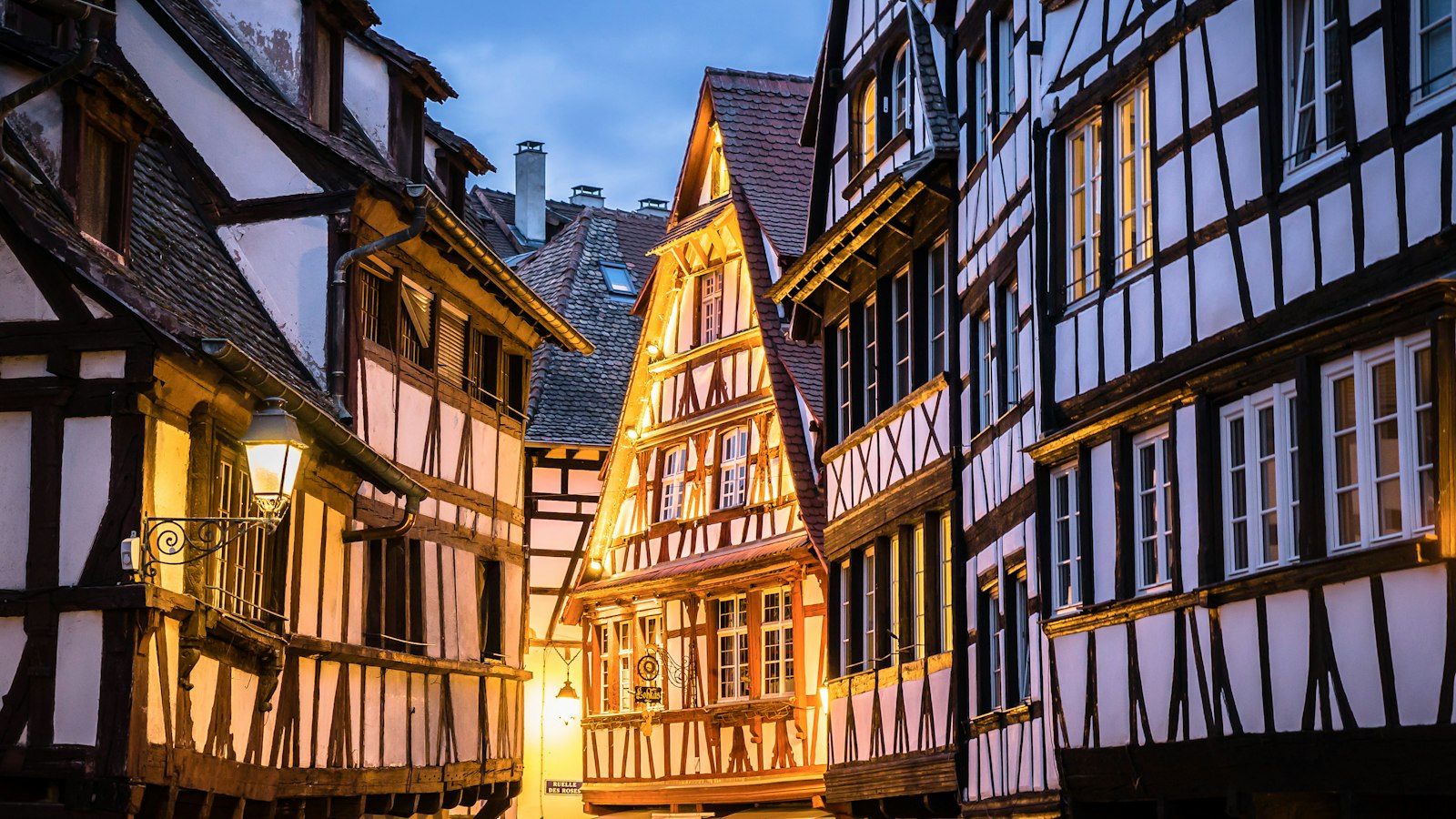 Rue de maisons à colombages à Strasbourg au crépuscule