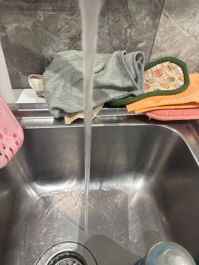 Évier propre où l'eau s'écoule normalement après débouchage